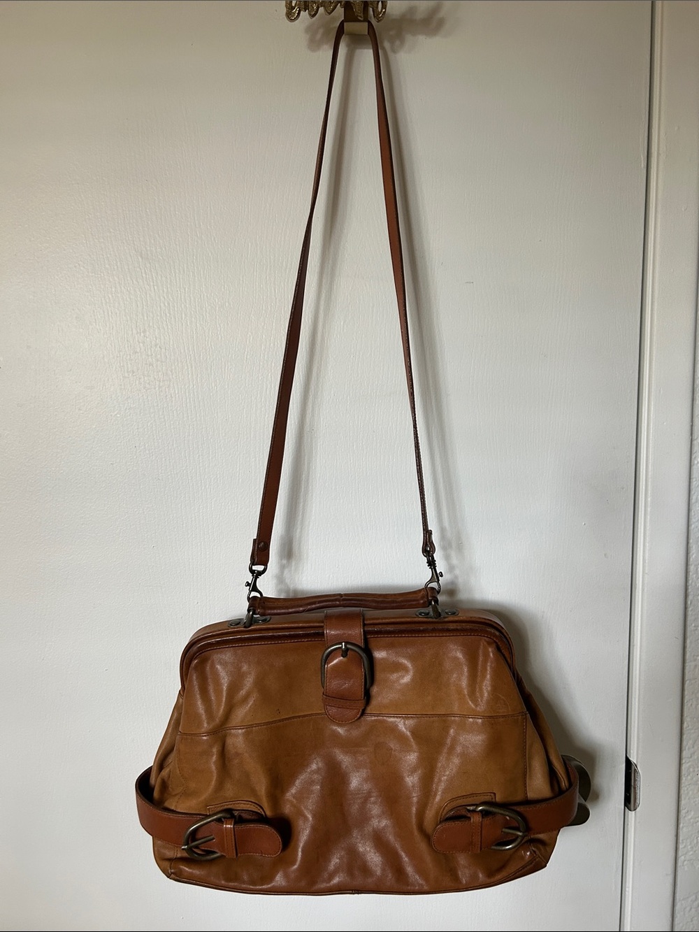Traditional Trends doctor or satchel-style crossbody Leather bag